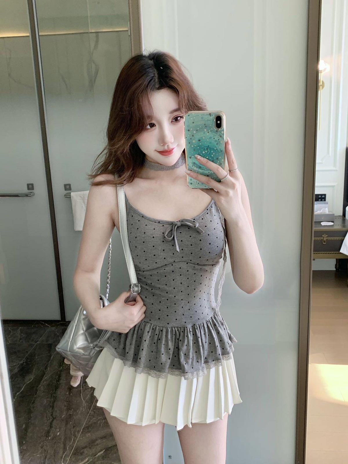 Polka Dot Lace-Up Bow Tie Camisole with Chest Pads for Women - Slimming and Stylish Back Design One Size (recommended for 80-120 kg)
Polka Dot Lace-Up Bow Tie Camisole with Chest Pads for Women - Slimming and Stylish Back Design One Size (recommended for 80-120 kg)