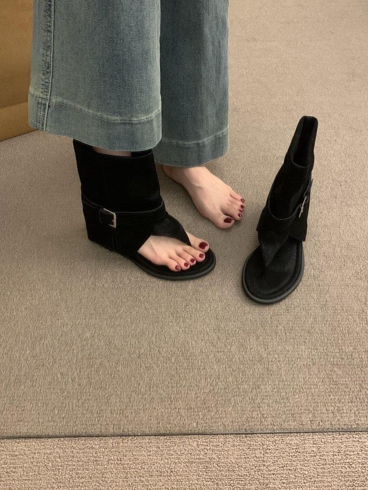 Inner heightening herringbone toe buckle cool boots women s summer wear new fashionable trousers short tube Roman sandals 35 чёрный
Inner heightening herringbone toe buckle cool boots women s summer wear new fashionable trousers short tube Roman sandals 35 чёрный