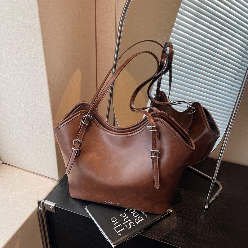 Портативная модная сумка-тоут в стиле ретро, женская, осенне-зимняя новинка, повседневная сумка через плечо большой вместимости, женская сумка коричневый
Портативная модная сумка-тоут в стиле ретро, женская, осенне-зимняя новинка, повседневная сумка через плечо большой вместимости, женская сумка коричневый