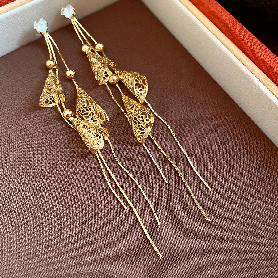 K real gold electroplated silver needle zircon flower pearl earrings European and American retro earrings light luxury high-end earrings women
K real gold electroplated silver needle zircon flower pearl earrings European and American retro earrings light luxury high-end earrings women
