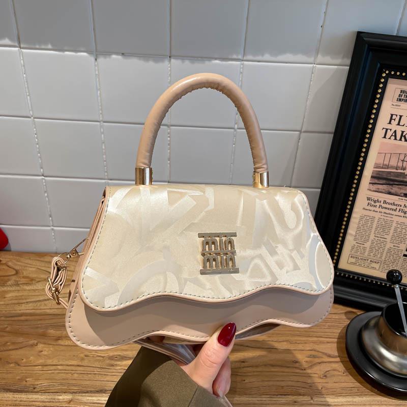 Casual portable small square bag trendy retro small bag women s winter new fashion casual popular messenger bag білий
Casual portable small square bag trendy retro small bag women s winter new fashion casual popular messenger bag білий