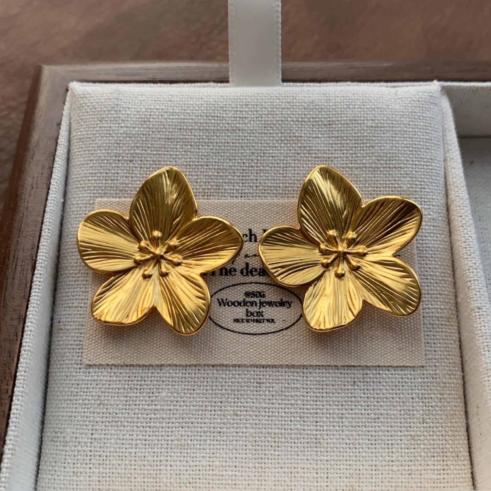 Minimalist metal natural petal stud earrings women s light luxury niche high sense fashion cold temperament daily earrings
Minimalist metal natural petal stud earrings women s light luxury niche high sense fashion cold temperament daily earrings