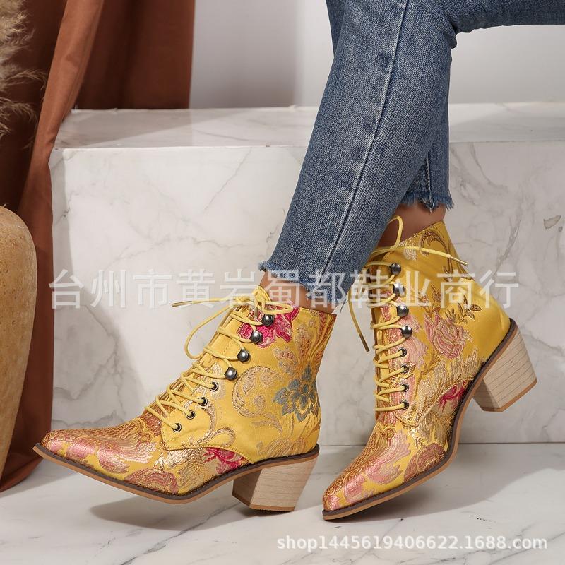 Large size thick heel pointed high heel embroidered Martin boots women s autumn and winter new embroidered women s short boots 36
Large size thick heel pointed high heel embroidered Martin boots women s autumn and winter new embroidered women s short boots 36