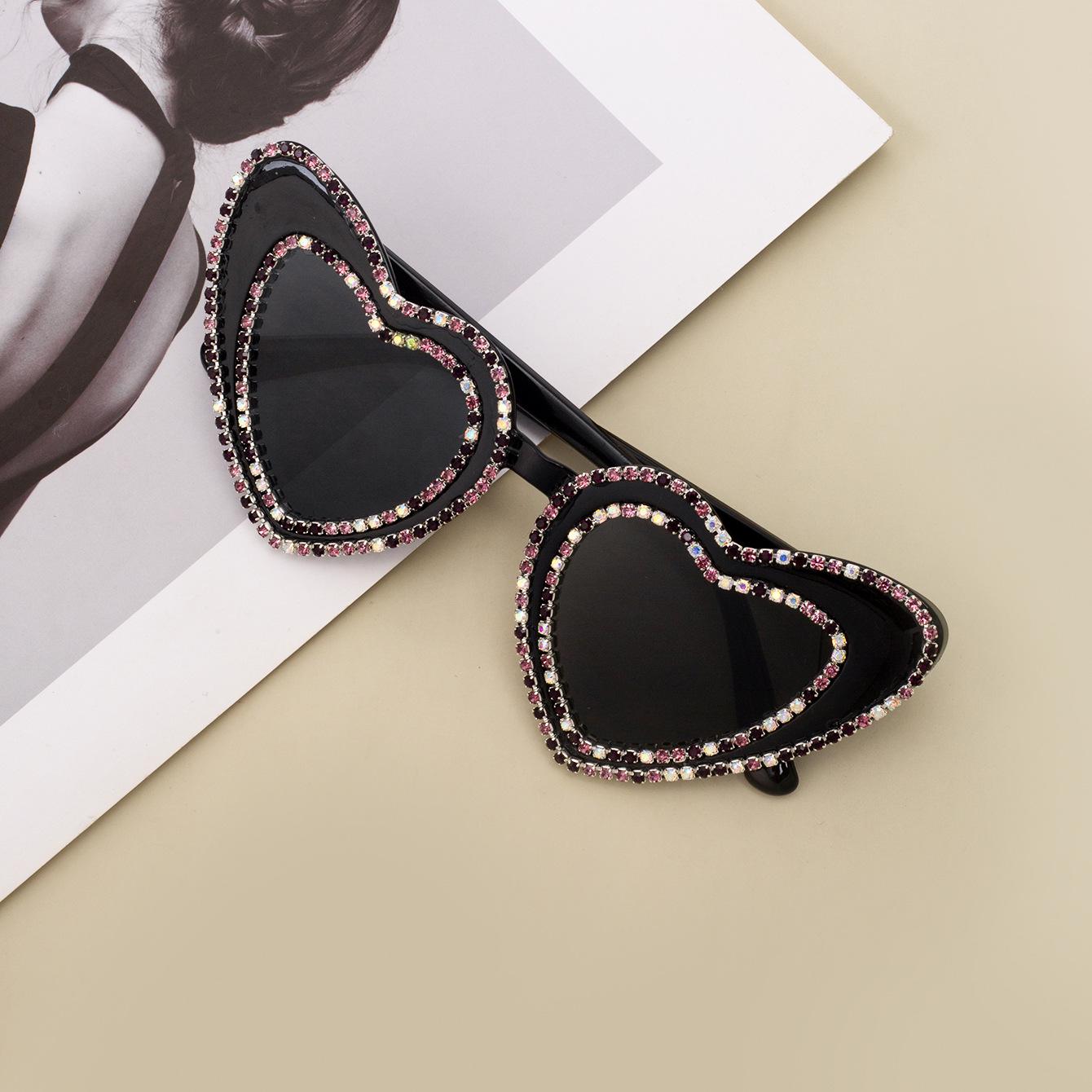 2025 High-End Heart-Shaped Party Sunglasses with Letter and Pearl Accents for Men and Women
2025 High-End Heart-Shaped Party Sunglasses with Letter and Pearl Accents for Men and Women
