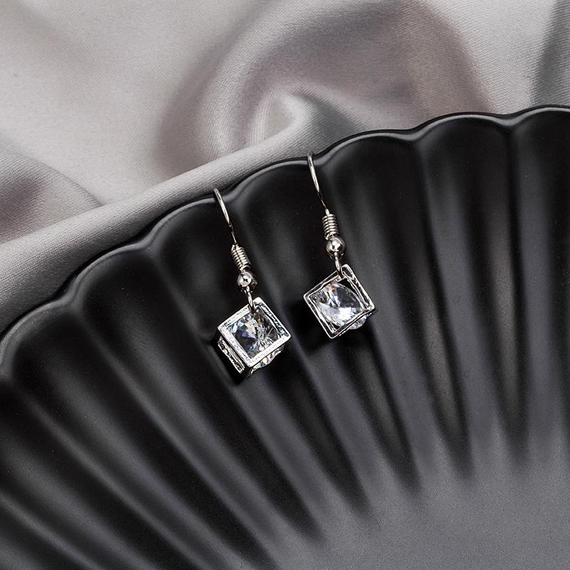 Korean Zircon Square Earrings: Fashionable, Fresh, Three-Dimensional Diamond-Inlaid Short Drop Studs
Korean Zircon Square Earrings: Fashionable, Fresh, Three-Dimensional Diamond-Inlaid Short Drop Studs