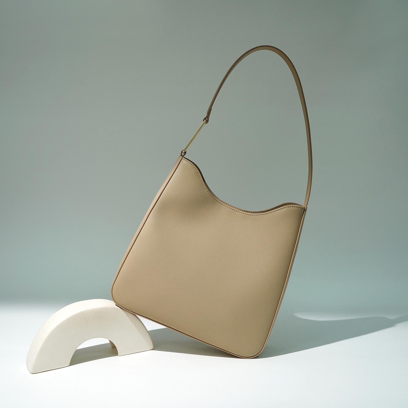 Large capacity palm print cowhide armpit bag autumn and winter new leather simple commuting versatile single shoulder arm bag niche
Large capacity palm print cowhide armpit bag autumn and winter new leather simple commuting versatile single shoulder arm bag niche
