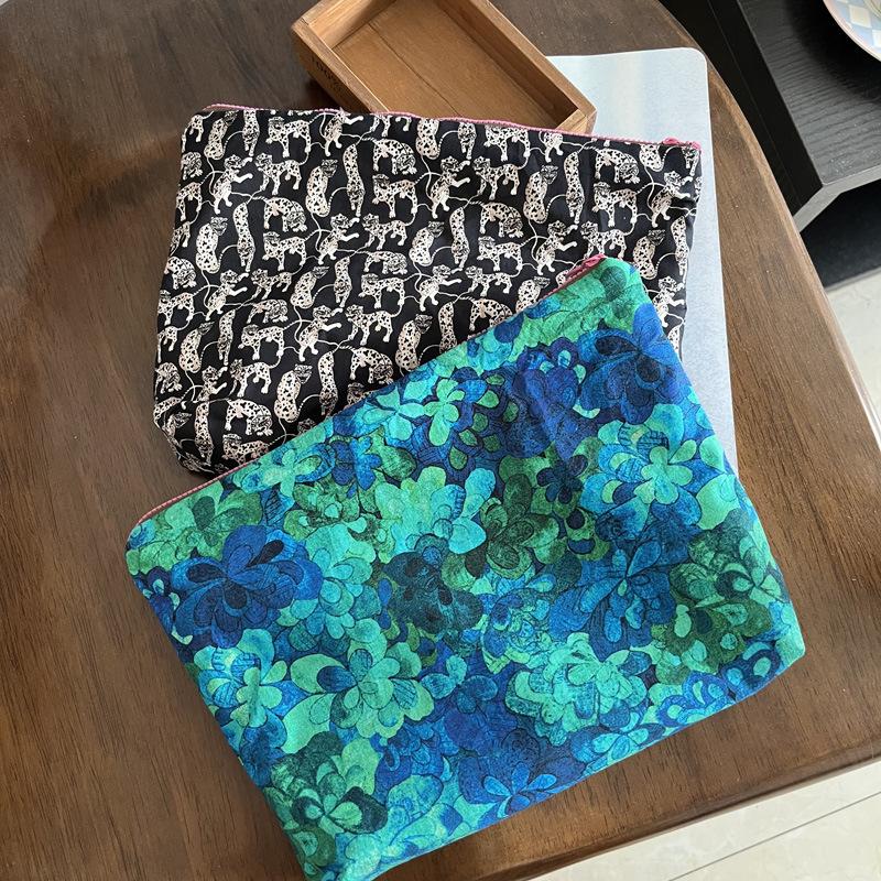 Emerald Bay liberty portable cosmetic bag travel storage bag large capacity organizing bag change bag ins floral bag
Emerald Bay liberty portable cosmetic bag travel storage bag large capacity organizing bag change bag ins floral bag