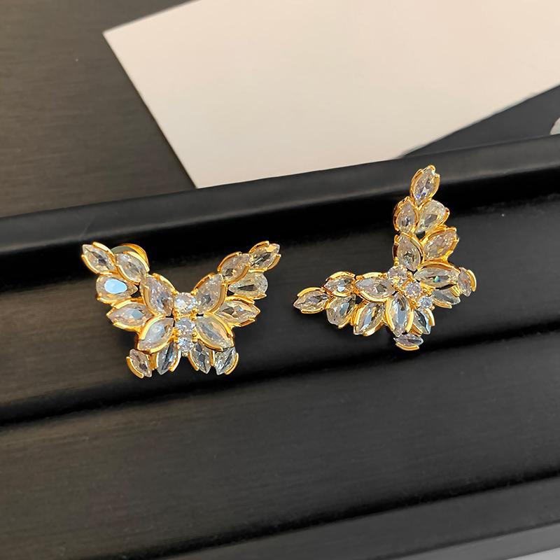 Zircon butterfly stud earrings light luxury high-end exquisite earrings women s fashion design versatile temperament earrings
Zircon butterfly stud earrings light luxury high-end exquisite earrings women s fashion design versatile temperament earrings