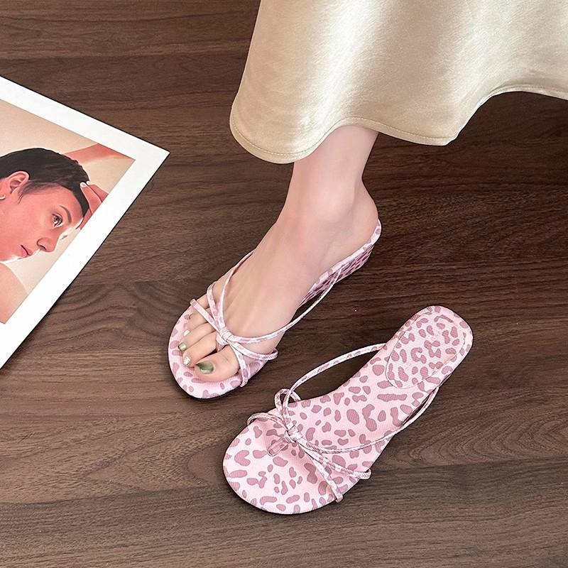 Fashion retro versatile slope heel slippers women s summer outer wear new flat bottom simple toe non-slip Korean version of one-word drag women 35 чёрный
Fashion retro versatile slope heel slippers women s summer outer wear new flat bottom simple toe non-slip Korean version of one-word drag women 35 чёрный