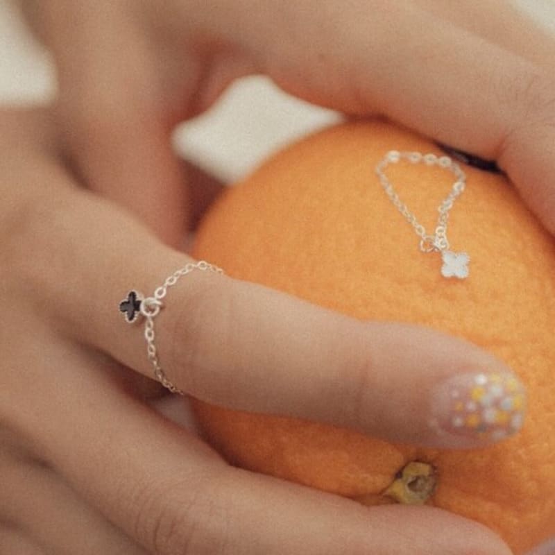 MERRYMOTIVE Clover pendant silver chain(925s) ring White
MERRYMOTIVE Clover pendant silver chain(925s) ring White