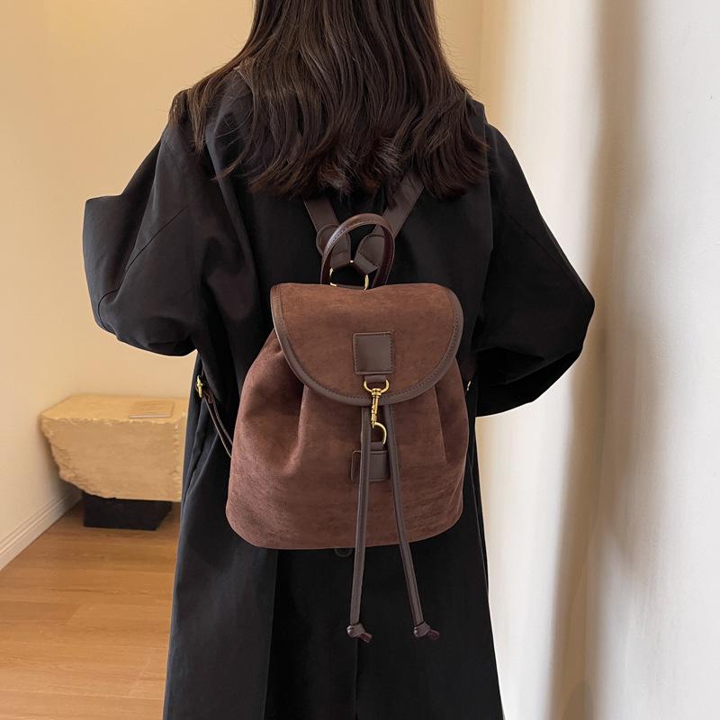 Сумка большой вместимости 2025 новая повседневная универсальная рюкзак женская портативная сумка-ведро матовая ретро для выхода темно-коричневого
Сумка большой вместимости 2025 новая повседневная универсальная рюкзак женская портативная сумка-ведро матовая ретро для выхода темно-коричневого