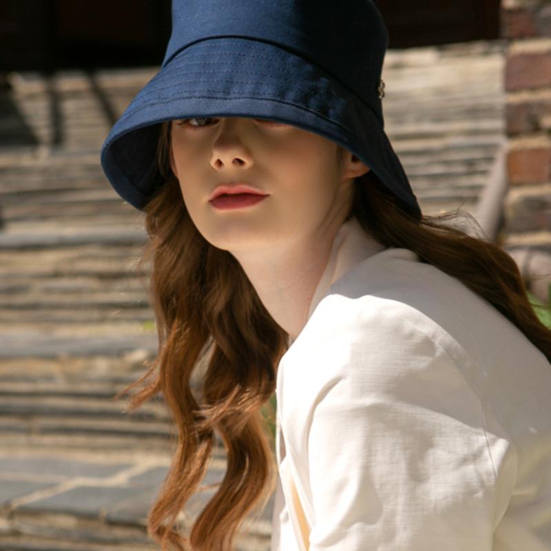 ELKE BLOEM BASIC COTTON NAVY BUCKET HAT FREE
ELKE BLOEM BASIC COTTON NAVY BUCKET HAT FREE