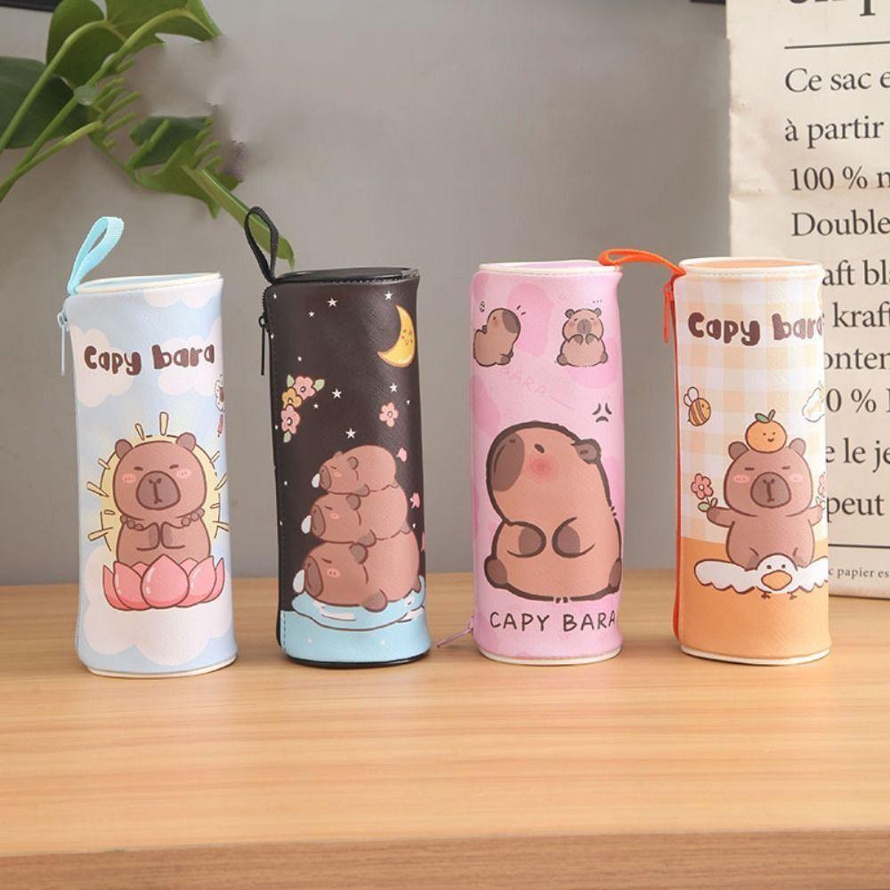 Kawaii Capybara Pencil Bag PU Водонепроницаемая сумка для канцелярских принадлежностей Симпатичный пенал Настольный органайзер
Kawaii Capybara Pencil Bag PU Водонепроницаемая сумка для канцелярских принадлежностей Симпатичный пенал Настольный органайзер