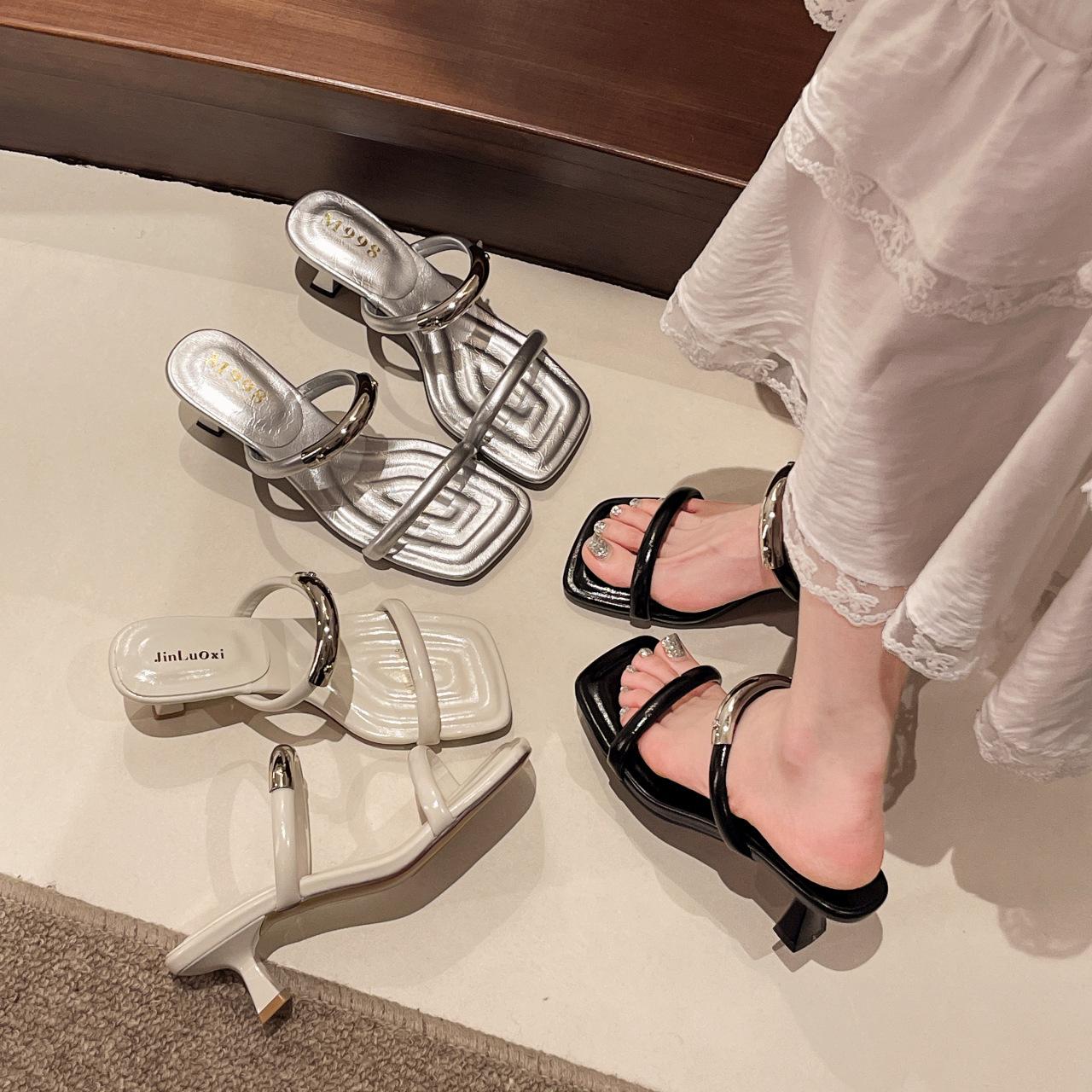 Temperament square head open-toed cool slippers for women to wear summer new versatile one-word with stiletto high-heeled sandals 40 чорний
Temperament square head open-toed cool slippers for women to wear summer new versatile one-word with stiletto high-heeled sandals 40 чорний