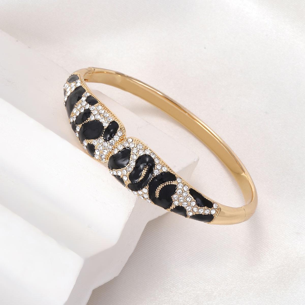 Leopard Print Enamel Diamond Bangle: Retro Fashion, Drip Glaze Style, Women s Trendy Jewelry
Leopard Print Enamel Diamond Bangle: Retro Fashion, Drip Glaze Style, Women s Trendy Jewelry