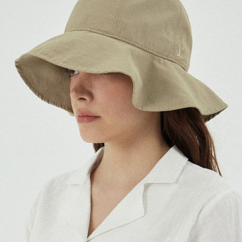 VARZAR VA Круглая панама с изогнутым логотипом и оборками, бежевая FREE
VARZAR VA Круглая панама с изогнутым логотипом и оборками, бежевая FREE