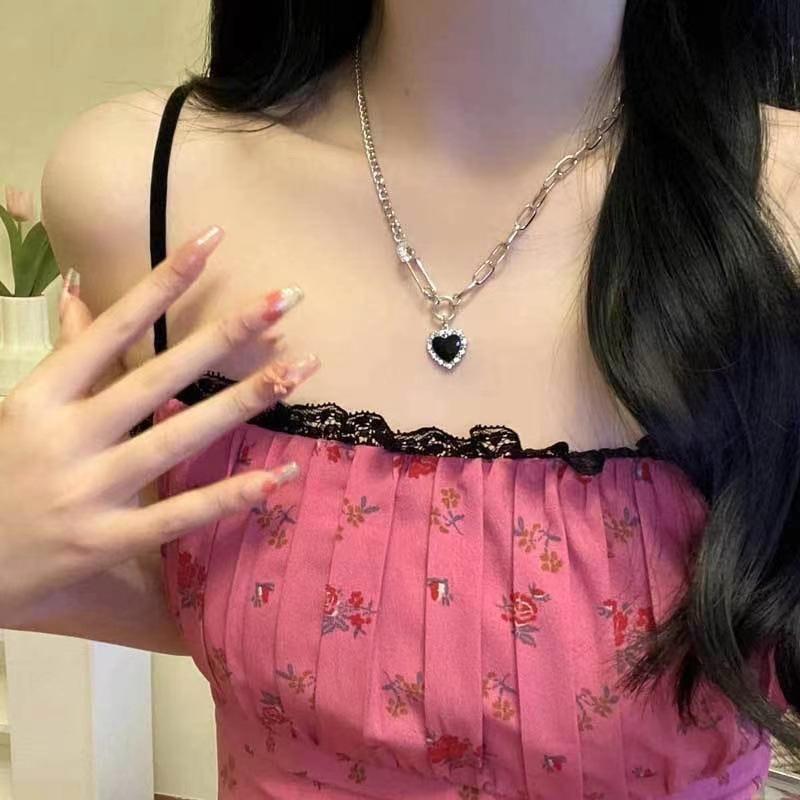 In niche design sense black love pendant necklace female tide pin full of diamonds simple spice girl necklace collarbone chain срібний
In niche design sense black love pendant necklace female tide pin full of diamonds simple spice girl necklace collarbone chain срібний