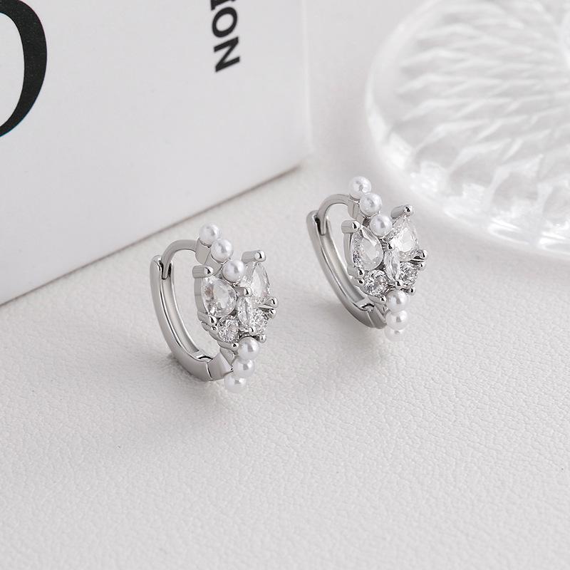 2024 French Pearl Butterfly Ear Cuffs: Elegant, Fashionable, Lightweight Luxury Stud Earrings for Women
2024 French Pearl Butterfly Ear Cuffs: Elegant, Fashionable, Lightweight Luxury Stud Earrings for Women
