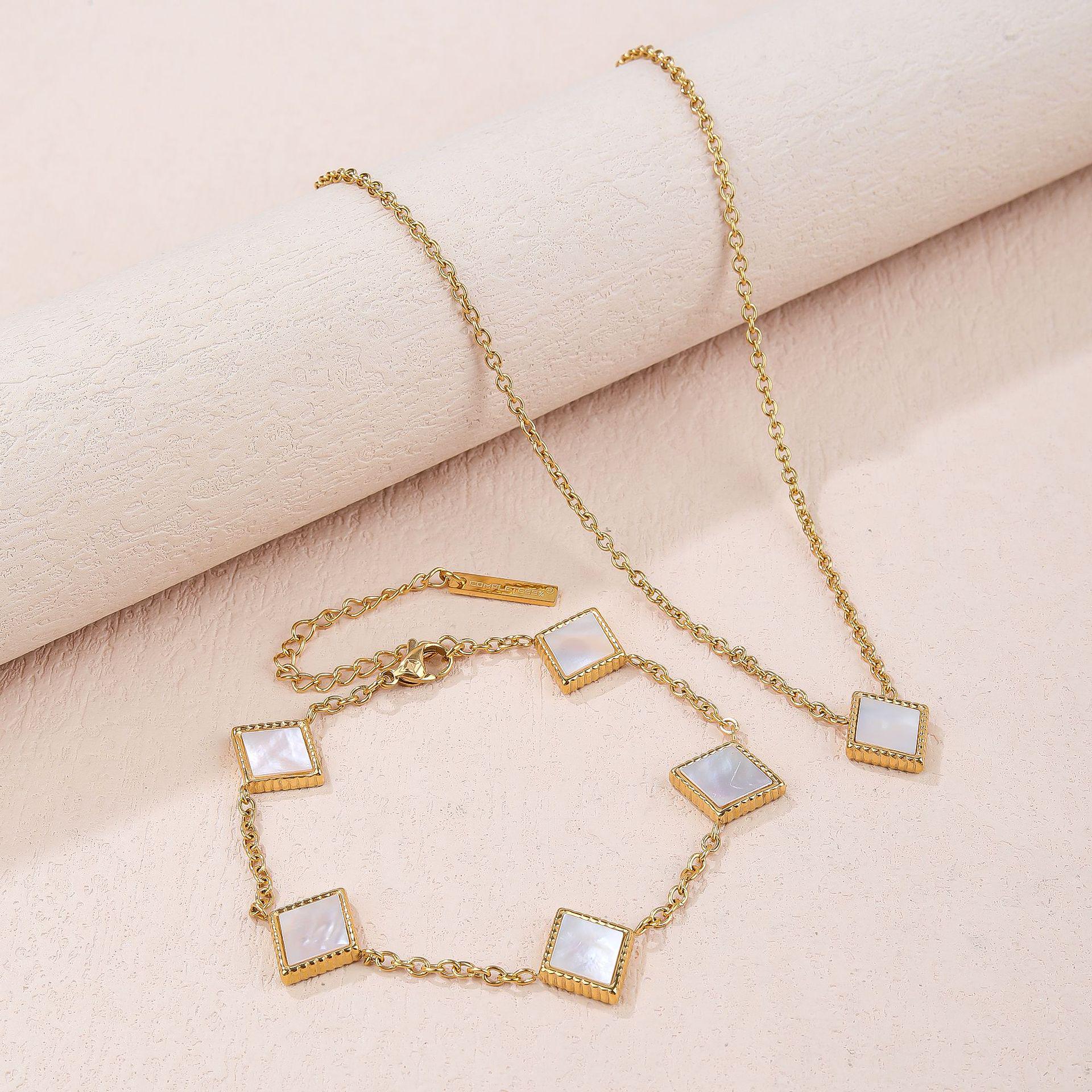Minimalist Geometric White Shell Pendant Clavicle Chain Bracelet in High-Quality Titanium Steel
Minimalist Geometric White Shell Pendant Clavicle Chain Bracelet in High-Quality Titanium Steel