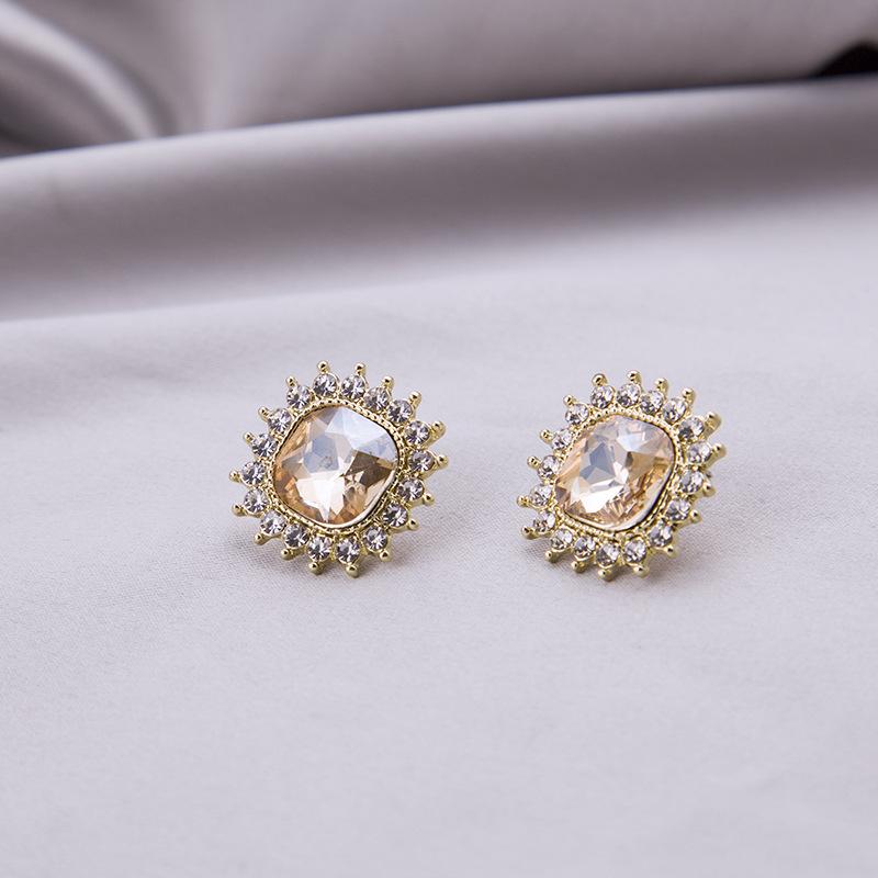 Silver needle black atmosphere square rhinestone stud earrings temperament Internet celebrity simple earrings exquisite retro Hong Kong style earrings White k silver шампанського
Silver needle black atmosphere square rhinestone stud earrings temperament Internet celebrity simple earrings exquisite retro Hong Kong style earrings White k silver шампанського