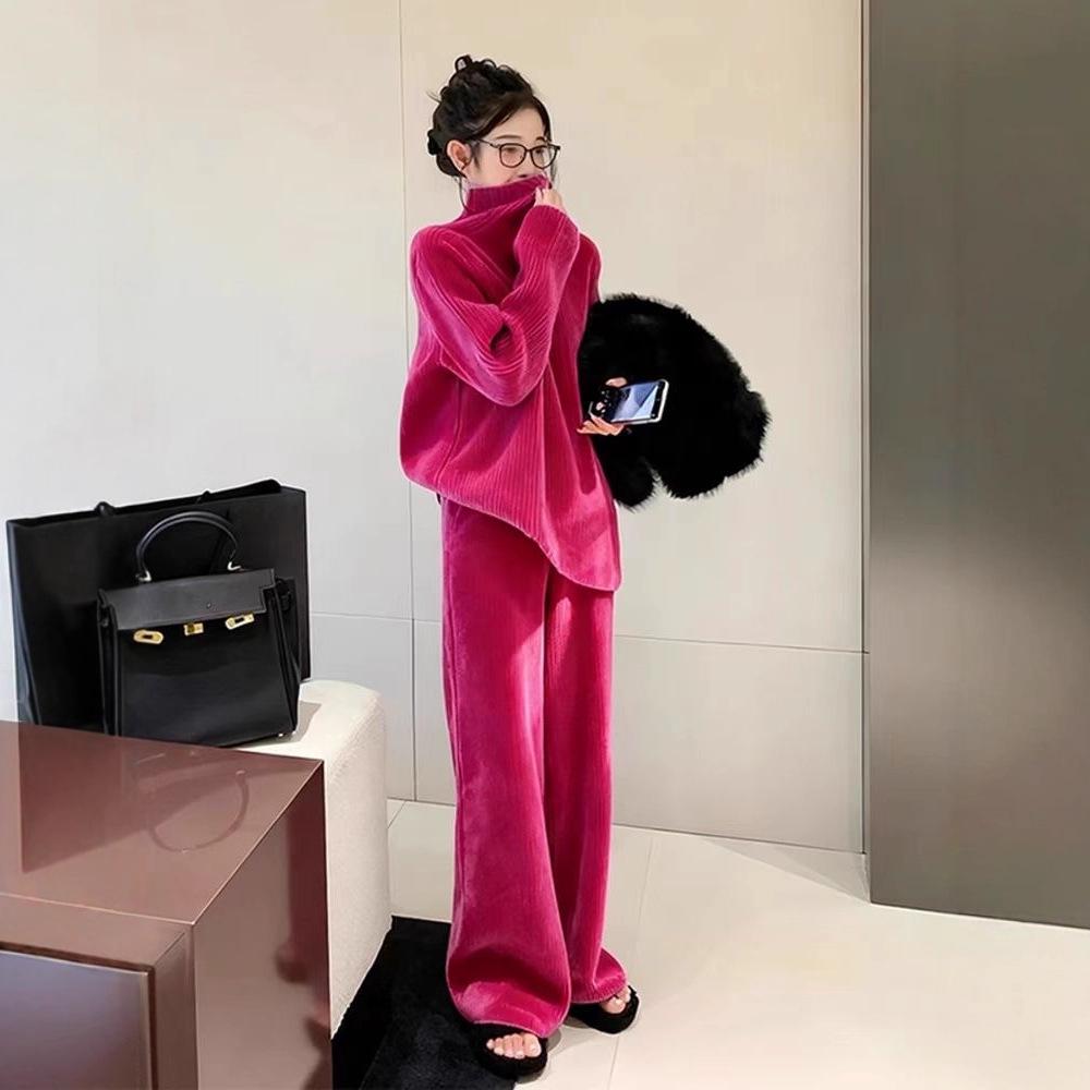 Rose Red Corduroy Winter Outfit: High-Neck Top & Pants Set. M
Rose Red Corduroy Winter Outfit: High-Neck Top & Pants Set. M