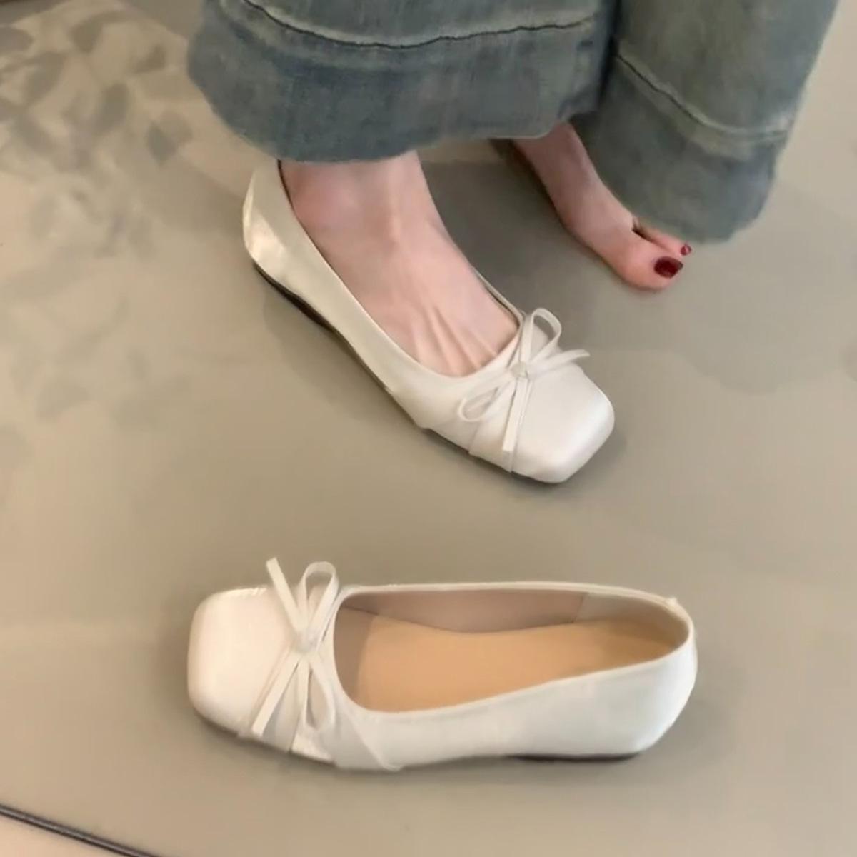 One-pedal square-headed ballet shoes women s bow light-mouth single shoes flat-soled versatile ladyshoes 40 бежевий
One-pedal square-headed ballet shoes women s bow light-mouth single shoes flat-soled versatile ladyshoes 40 бежевий