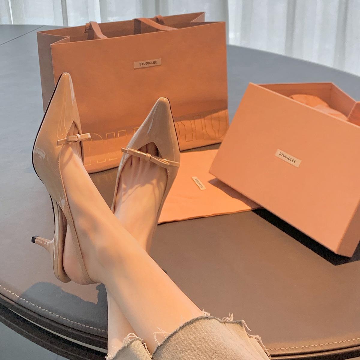 Spot~ Elegant pointed head with stiletto high heels women s bow empty bag head sandals women s single shoes 40 білий
Spot~ Elegant pointed head with stiletto high heels women s bow empty bag head sandals women s single shoes 40 білий