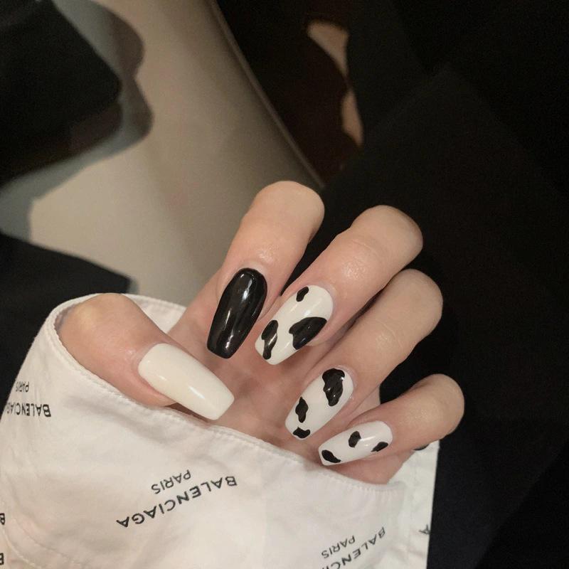 European & American Cow Print Press-on Nails: Black & White Medium-long False Nail Tips with Adhesive
European & American Cow Print Press-on Nails: Black & White Medium-long False Nail Tips with Adhesive