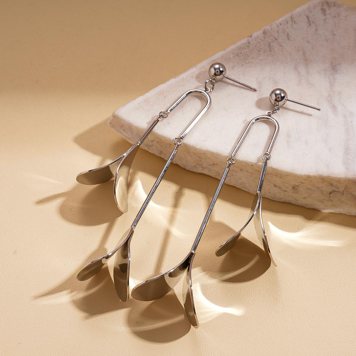 Metal-sensitive glossy petal fringed silver needle earrings cold wind personality niche earrings
Metal-sensitive glossy petal fringed silver needle earrings cold wind personality niche earrings