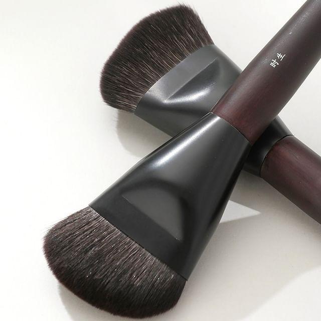 Kochanie - Angled Makeup Brush R-101
Kochanie - Angled Makeup Brush R-101