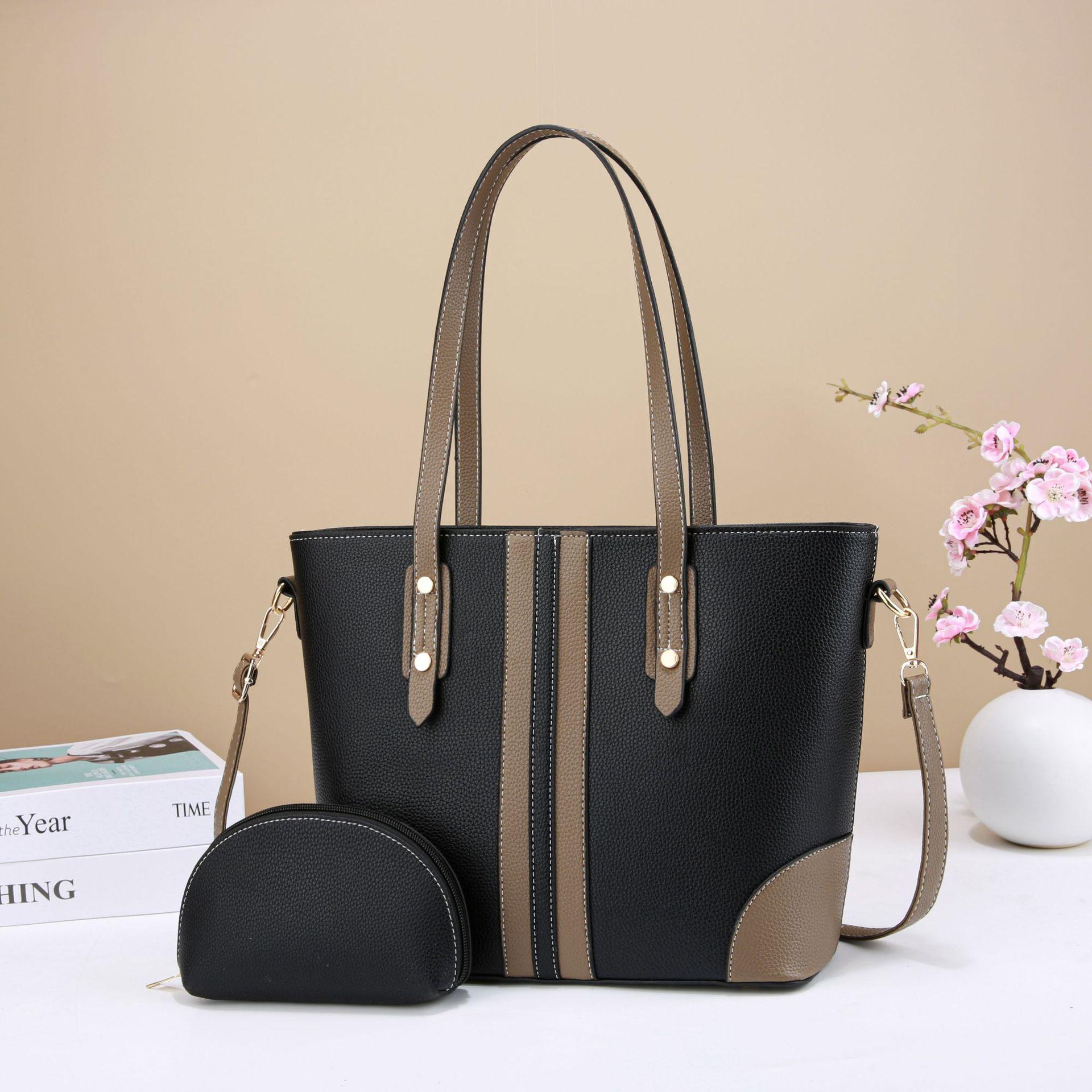 New women s bag atmospheric handbag mother bag texture shoulder bag large capacity contrasting color bag bags 30*12*25 чорний
New women s bag atmospheric handbag mother bag texture shoulder bag large capacity contrasting color bag bags 30*12*25 чорний