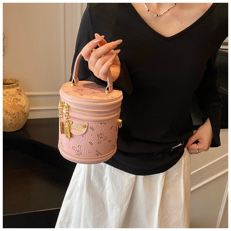 Premium version bucket bag women s 2025 spring and summer new fashion portable cylinder bag retro printed messenger bag
Premium version bucket bag women s 2025 spring and summer new fashion portable cylinder bag retro printed messenger bag
