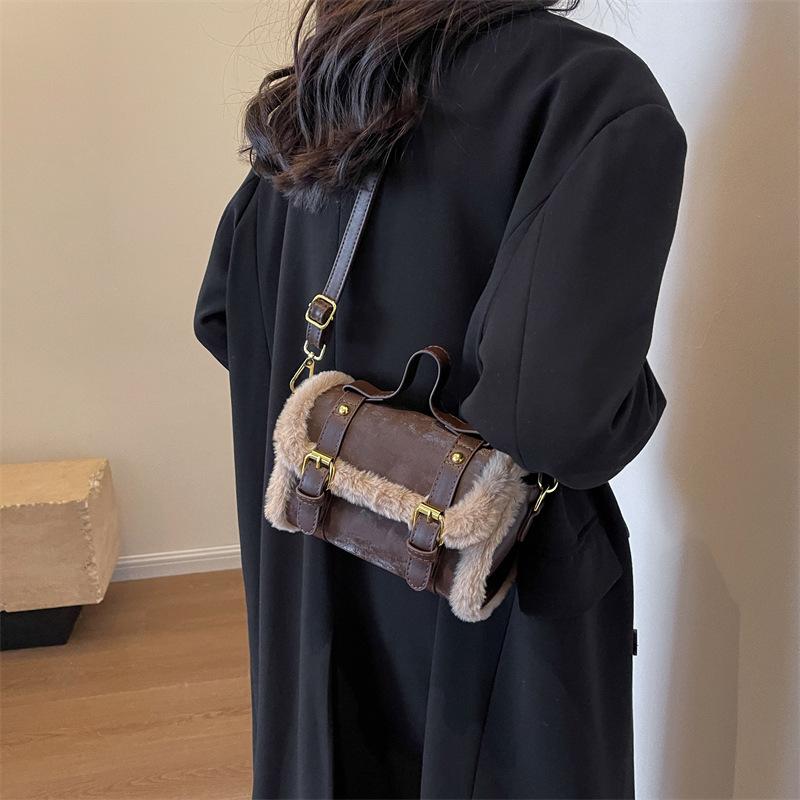 High-end niche plush bag women s autumn and winter retro new fashion messenger bag portable pillow bag
High-end niche plush bag women s autumn and winter retro new fashion messenger bag portable pillow bag