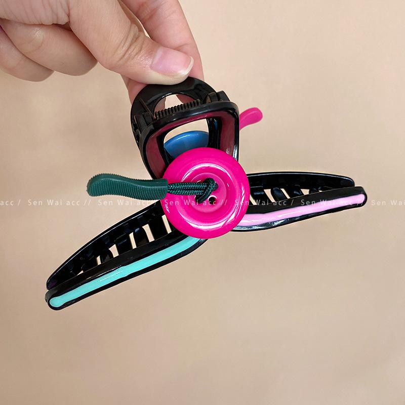 Korean color oil button grab clip women s high sense summer hairpin back head temperament shark clip
Korean color oil button grab clip women s high sense summer hairpin back head temperament shark clip