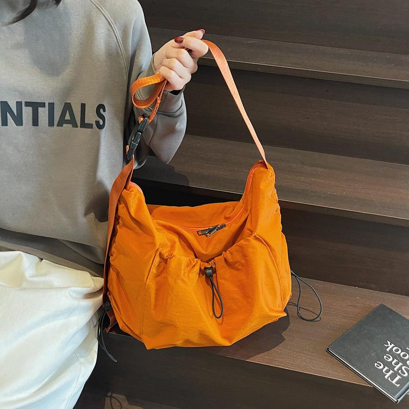 Lightweight messenger bag women s fashion large-capacity dumpling bag drawstring versatile shoulder bag college student class bag чёрный
Lightweight messenger bag women s fashion large-capacity dumpling bag drawstring versatile shoulder bag college student class bag чёрный