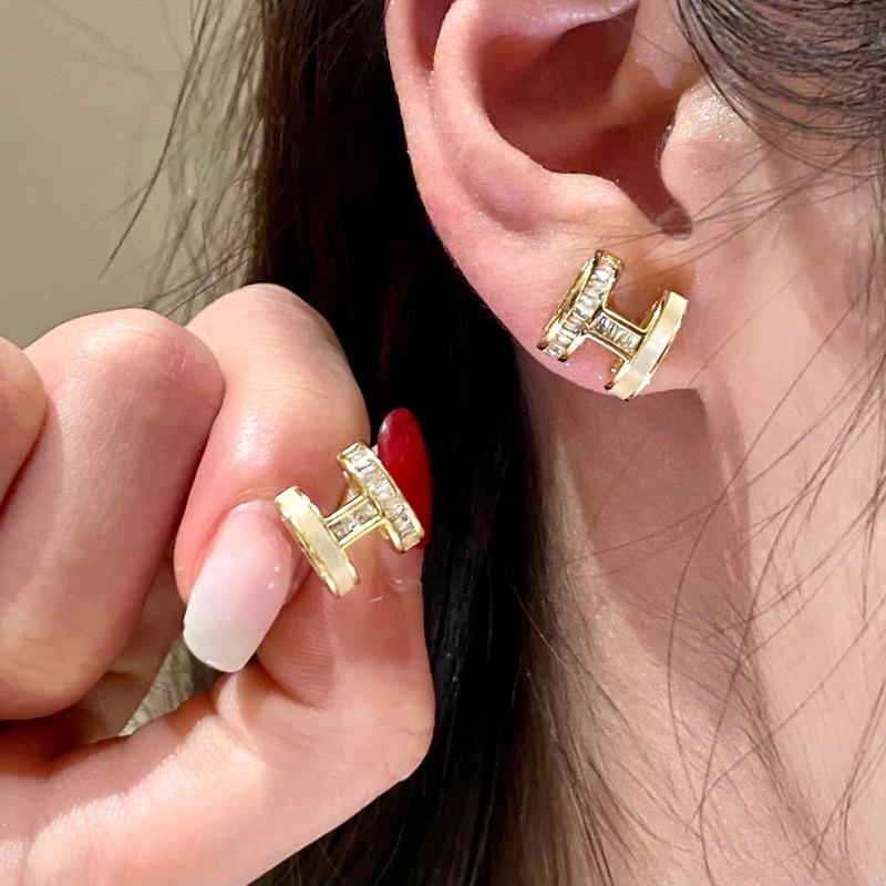 Zircon letter H stud earrings temperament high-end earrings fashion light luxury exquisite earrings women
Zircon letter H stud earrings temperament high-end earrings fashion light luxury exquisite earrings women