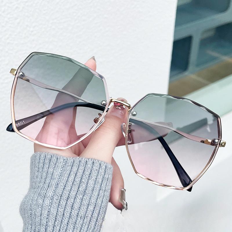 Модные солнцезащитные очки для женщин. Высококачественные солнцезащитные очки для похудения с защитой от УФ-лучей в большой оправе.
Модные солнцезащитные очки для женщин. Высококачественные солнцезащитные очки для похудения с защитой от УФ-лучей в большой оправе.