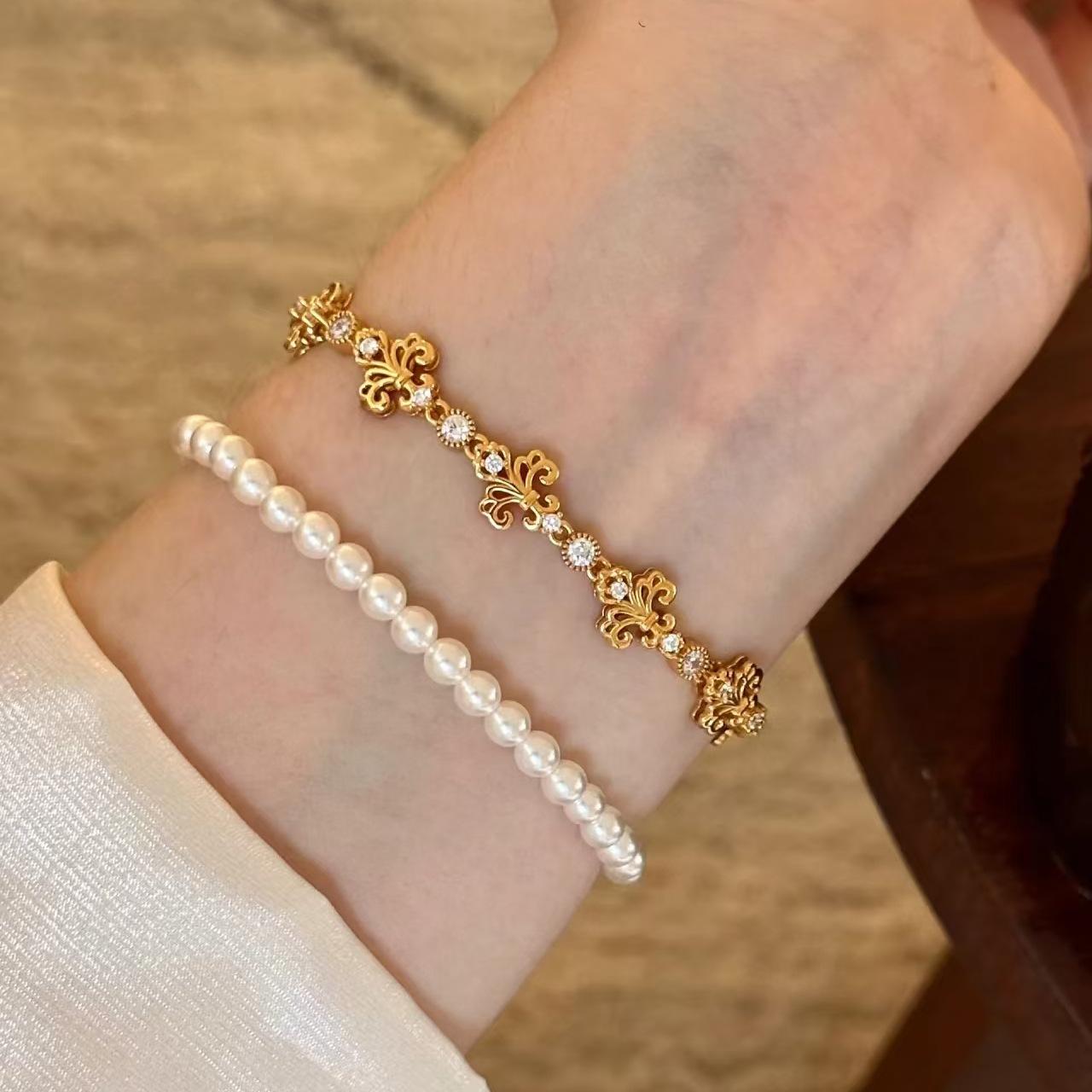 Retro Court Style Plant Department Gold Iris Bracelet Light Luxury High Sense Exquisite Niche Design Women S Model
Retro Court Style Plant Department Gold Iris Bracelet Light Luxury High Sense Exquisite Niche Design Women S Model
