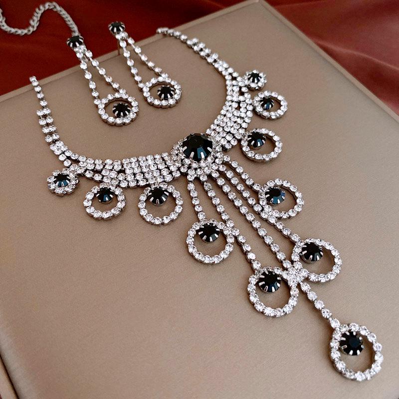 Elegant Rhinestone Tassel Earrings & Necklace Set for Women - Light Luxury European and American Style Clavicle Jewelry
Elegant Rhinestone Tassel Earrings & Necklace Set for Women - Light Luxury European and American Style Clavicle Jewelry