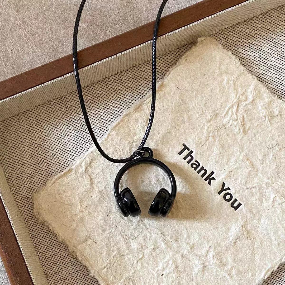 Mini Headphone Pendant Necklace for Women, A Neck Sweater Chain, A Unique and High-end Accessory with A Small Design. чорний
Mini Headphone Pendant Necklace for Women, A Neck Sweater Chain, A Unique and High-end Accessory with A Small Design. чорний
