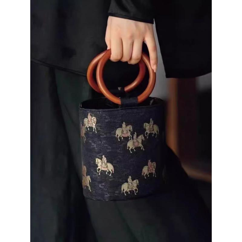 Ethnic style round ring wooden handle Song Jin Tang Matu retro fortune bucket bag cylinder bag autumn and winter Chinese style
Ethnic style round ring wooden handle Song Jin Tang Matu retro fortune bucket bag cylinder bag autumn and winter Chinese style