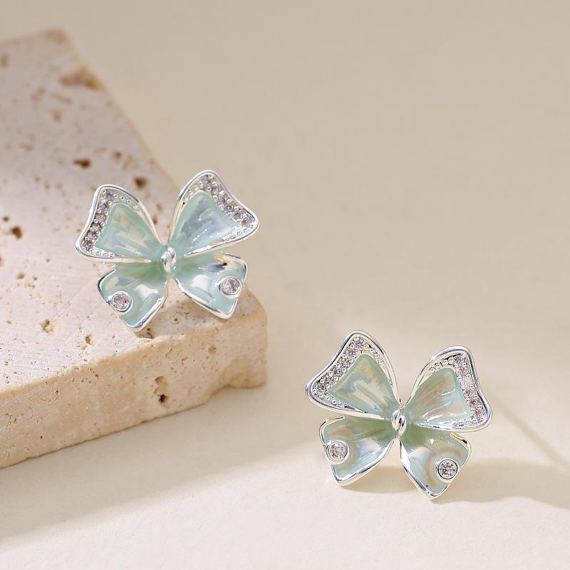 Sweet temperament fairy wind diamond set oil drop bow stud earrings gentle elegance versatile earrings синий
Sweet temperament fairy wind diamond set oil drop bow stud earrings gentle elegance versatile earrings синий