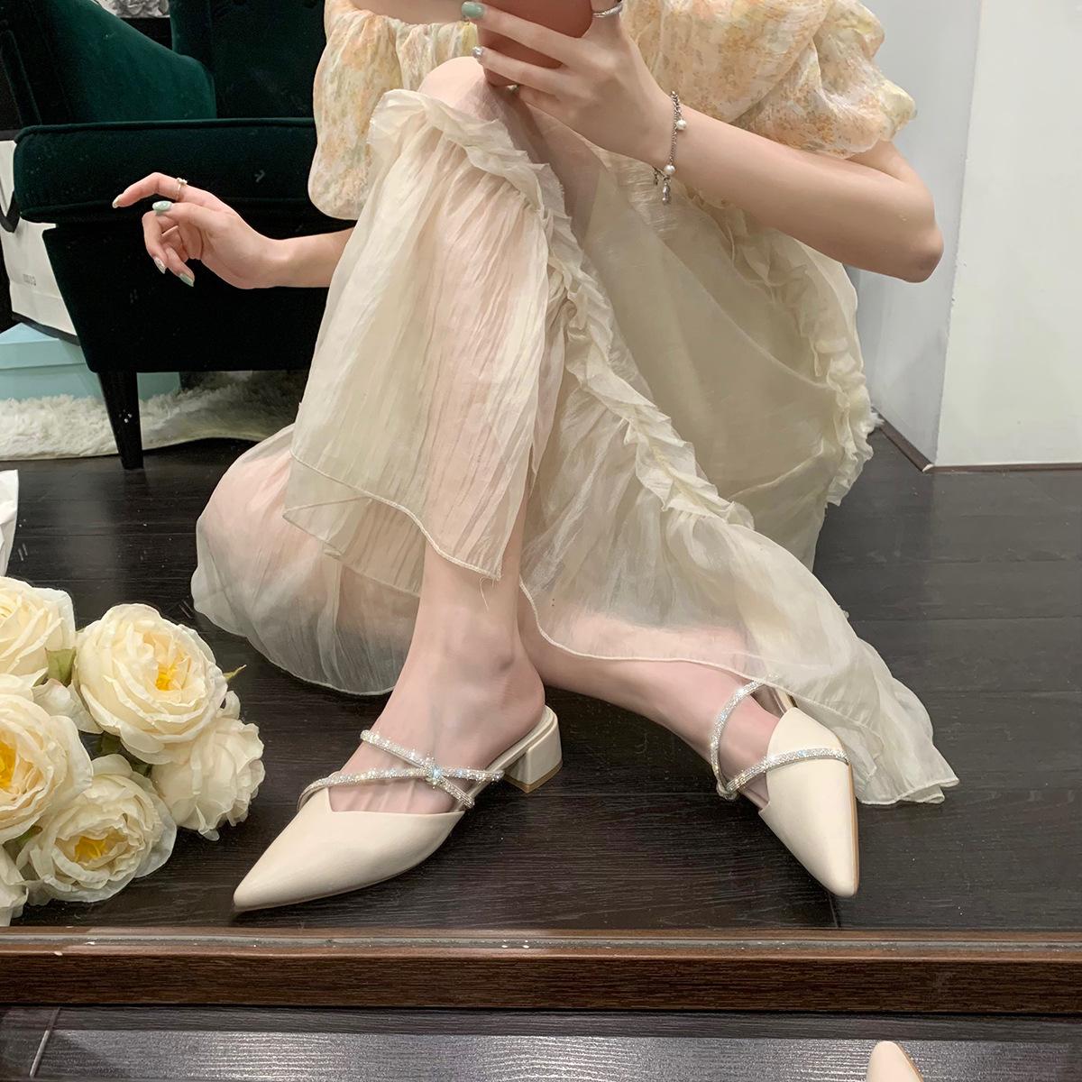 Grape mother s new elegant pointed sandals diamond belt one pedal thick heel half slippers female Mueller outer sandals 34 чёрный
Grape mother s new elegant pointed sandals diamond belt one pedal thick heel half slippers female Mueller outer sandals 34 чёрный