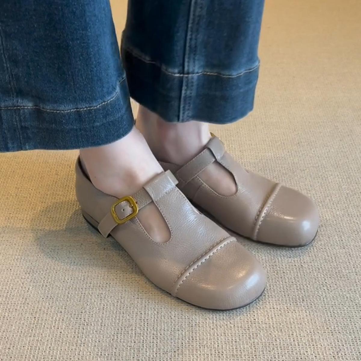 Shallow mouth flat bottom Mary Jane shoes retro round head T-button hollow single shoes simple versatile small leather shoes women 40
Shallow mouth flat bottom Mary Jane shoes retro round head T-button hollow single shoes simple versatile small leather shoes women 40