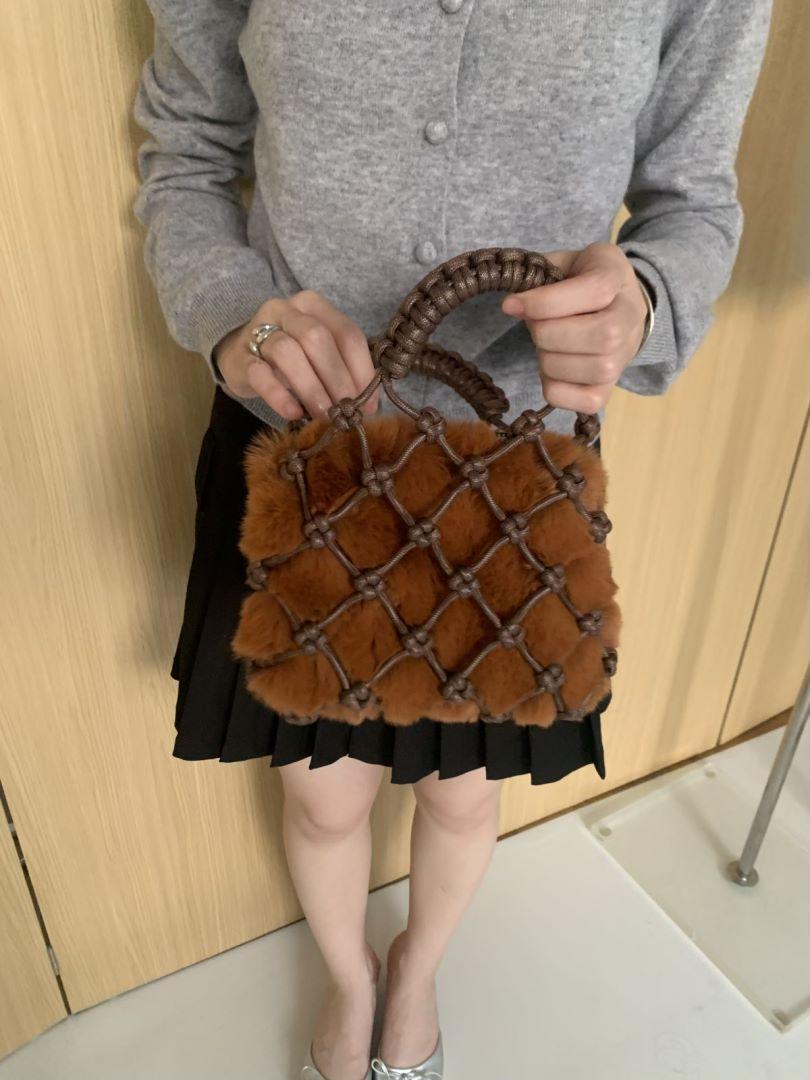 Autumn and winter new pu rope handwoven mesh mini handbag plush inner bag with fashionable casual bag темно-коричневого кольору
Autumn and winter new pu rope handwoven mesh mini handbag plush inner bag with fashionable casual bag темно-коричневого кольору