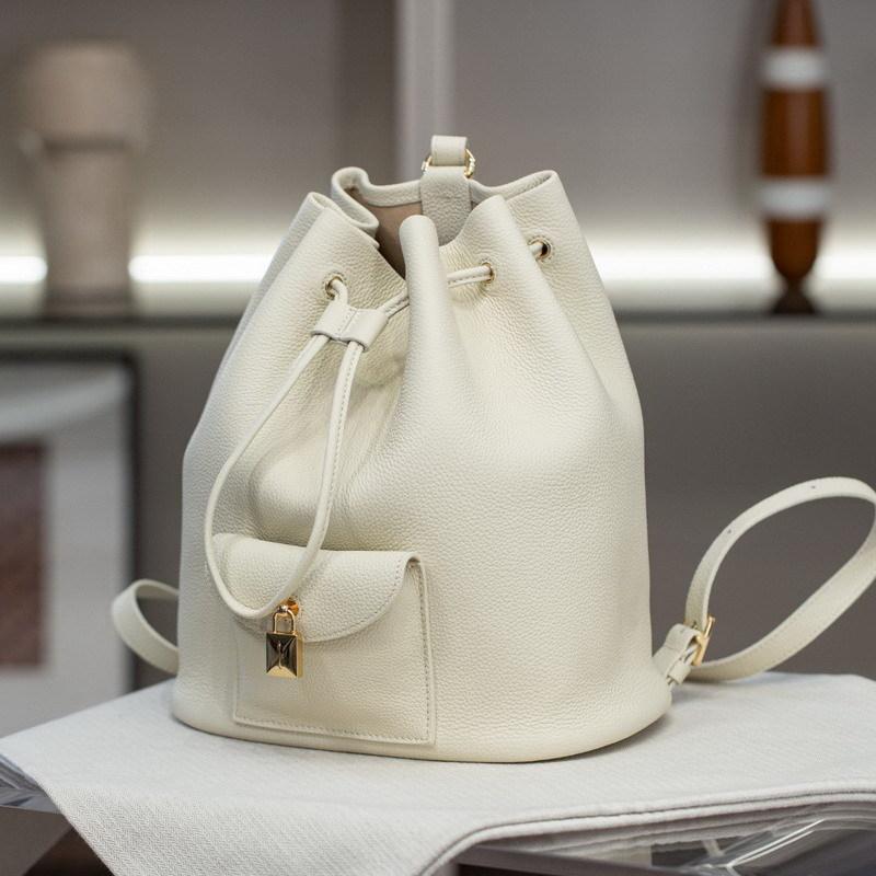 2025 Новая женская сумка из натуральной кожи, темпераментная, для поездок на работу, универсальная, повседневная, рюкзак на шнурке из коровьей кожи, простая сумка с пряжкой, маленькая 25x28x15CM белый
2025 Новая женская сумка из натуральной кожи, темпераментная, для поездок на работу, универсальная, повседневная, рюкзак на шнурке из коровьей кожи, простая сумка с пряжкой, маленькая 25x28x15CM белый