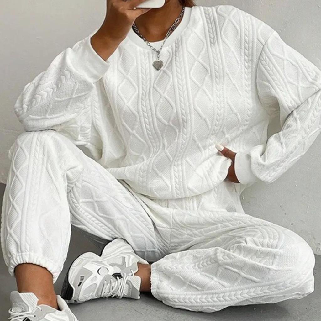Ladies Autumn and Winter Solid Color Jacquard Long Sleeved Casual Round Neck Sweatshirt and Pants Set S
Ladies Autumn and Winter Solid Color Jacquard Long Sleeved Casual Round Neck Sweatshirt and Pants Set S