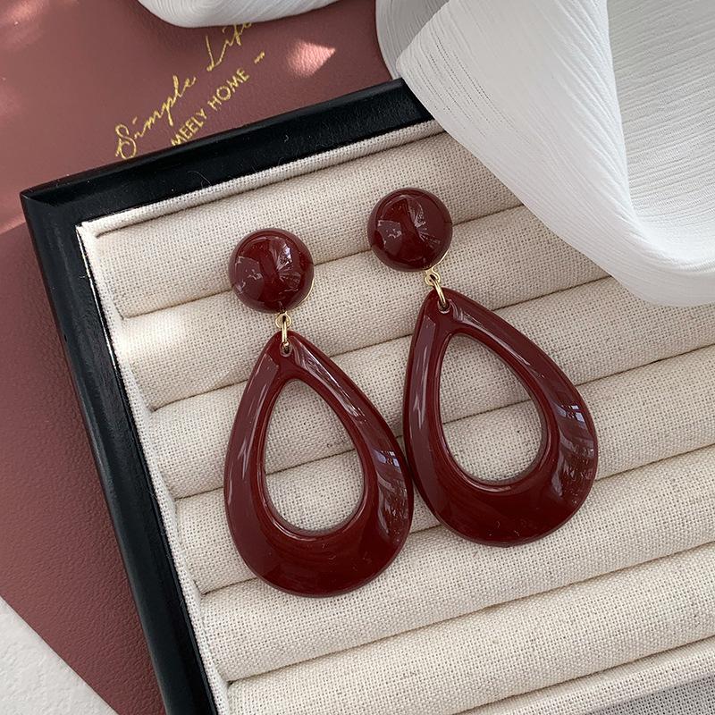 Silver needle resin round water drop hollow earrings Hong Kong style retro simple versatile stud earrings niche high-end earrings women
Silver needle resin round water drop hollow earrings Hong Kong style retro simple versatile stud earrings niche high-end earrings women