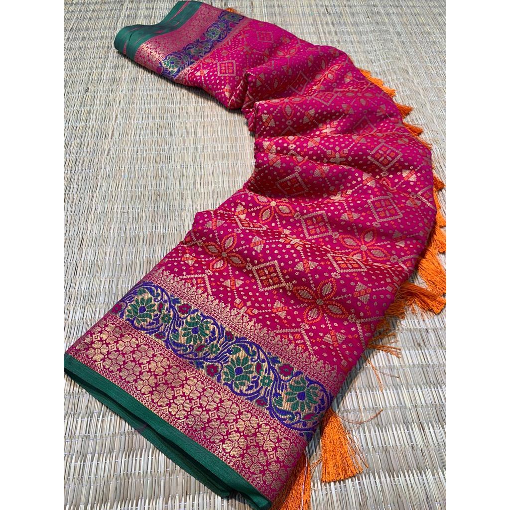 Женское сари из чистого шелка Патола с несшитой блузкой
Женское сари из чистого шелка Патола с несшитой блузкой