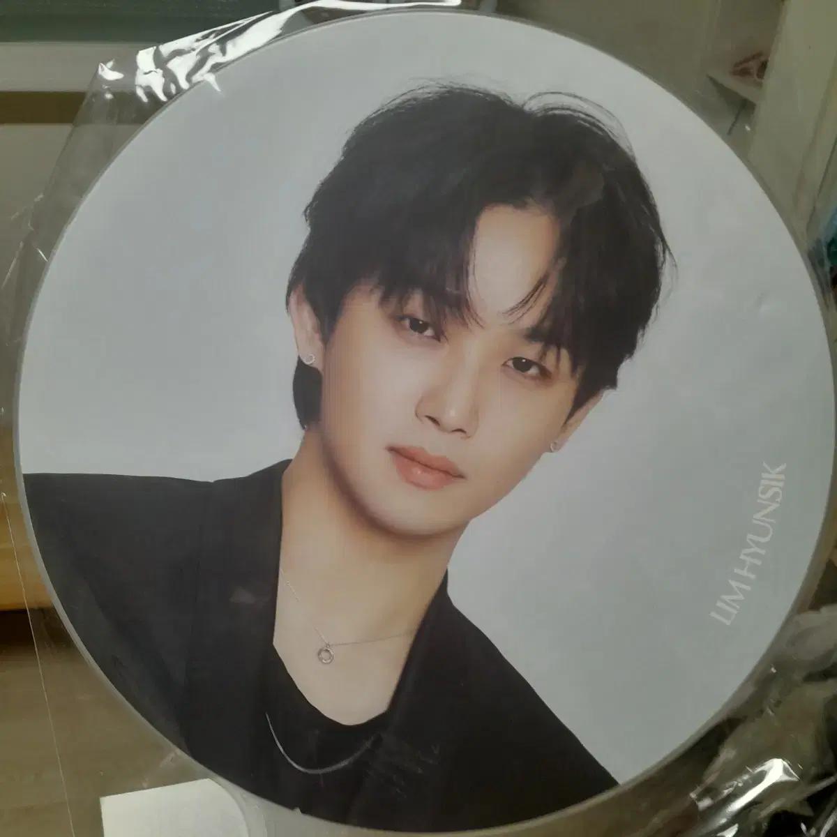 Минхёк продаёт пикеты Хён Сика ^^ 
Минхёк продаёт пикеты Хён Сика ^^